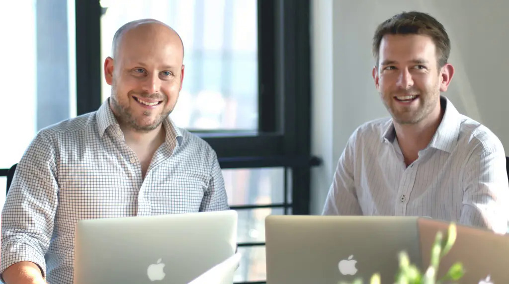 Daniel Nivern (trái) và Edward Holroyd Pearce, đồng sáng lập startup. Ảnh: Virtual Internships.