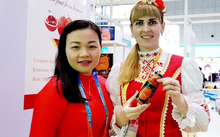 Chị Nguyễn Thị Kim Anh (trái) giới thiệu sản phẩm tại các hội chợ quốc tế