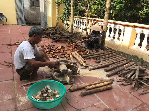 Bố mẹ của cô phụ cô cắt gỗ để cô thiết kế ra các sản phẩm độc đáo.