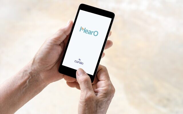 Người dùng đang thao tác trên ứng dụng HearO. Ảnh: Cordio Medical.