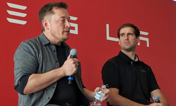 Elon Musk và nhà đồng sáng lập Tesla JB Straubel. Ảnh: Bloomberg