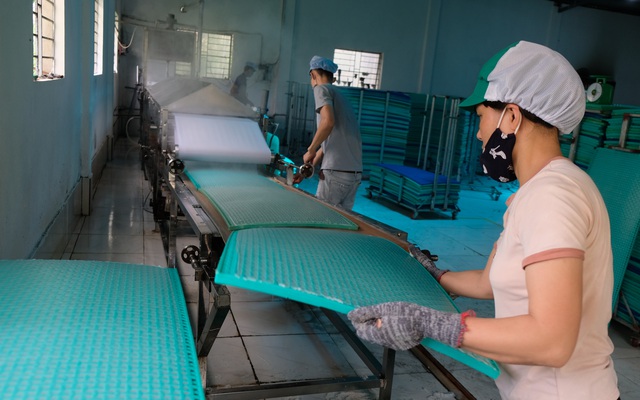 Lao động khi đến với anh Thảo đều được anh đào tạo nghề và vẫn có thu nhập 4-5 triệu đồng/tháng.