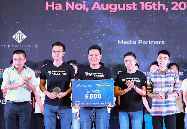 Ông Phạm Minh Tuấn (ngoài cùng bên trái), cựu CEO Topica, startup đình đám một thời về công nghệ giáo dục. Ảnh: Topica.