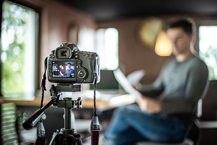 Nhiều người tự chuẩn bị máy móc, thiết bị để phát triển những nội dung video cho cộng đồng. Ảnh: Getty Images.
