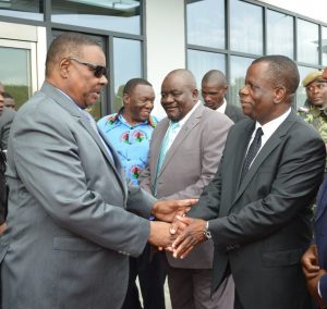 Cựu Tổng thống Malawi Peter Mutharika bắt tay với tỷ phú Mlombwa